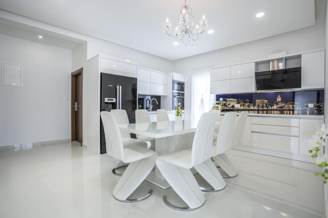 Luxury With A Swimming Pool Stobrec, - 14700 Vila